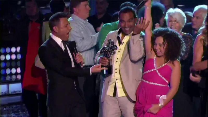La ganadora es .... Paola Guanche, de la Florida. Paola, de doce años, recoge el premio acompañada de su papá.