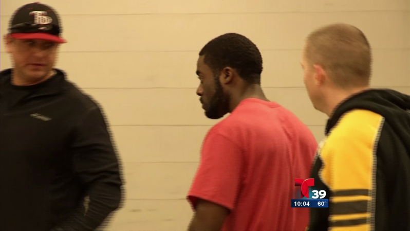 La policía de Bedford transportó a Robert Atlas, de 26 años de edad, el miércoles en la noche después de su arresto el Shreveport, Luisiana.