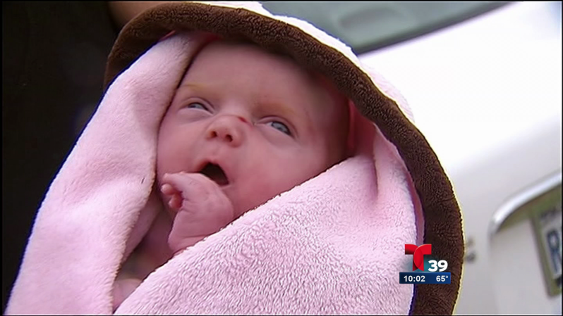 También, una bebé sobrevivió de milagro en Joshua después de que la casa móvil en la que estaba colapsó.