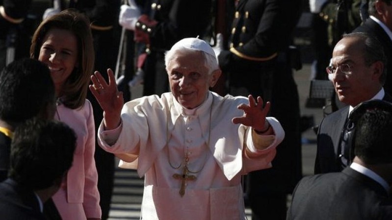 1 de mayo del 2010: Ordena una reestructuración radical de los Legionarios de Cristo después que una investigación vaticana revela que su fundador fue un fraude. En la foto: El Papa Benedicto XVI acompañado del Presidente mexicano, Felipe Calderón, y su esposa, Margarita Zavala.