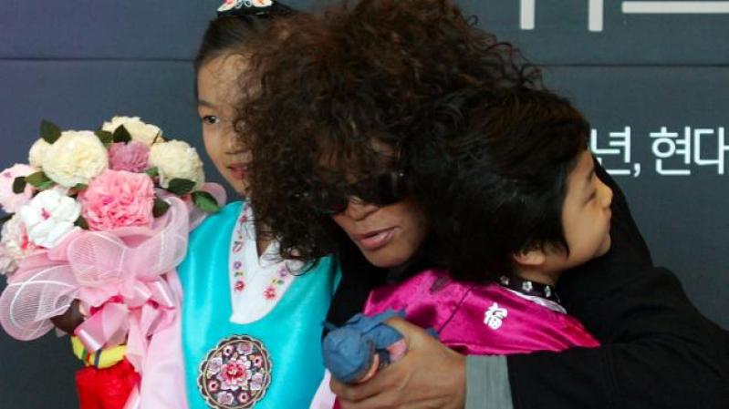 Tras haber sido víctima de un violento matrimonio y haber sufrido de adicción a las drogas, Whitney siempre trató de seguir en pie. En esta foto se le ve en el 2010 a su llegada a Corea del Norte como parte de su gira.
