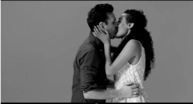 Video evoca el poder del primer beso