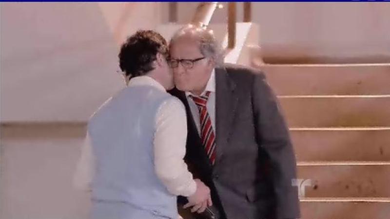En la noche, Don Guillermo se retira de la redacción y se despide de su hijo.