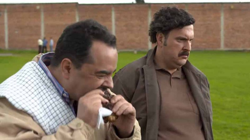 Libardo sigue esperando a Ramada y no tiene idea de que el asado al que lo invitó Escobar está hecho con trozos del cuerpo de su jefe.