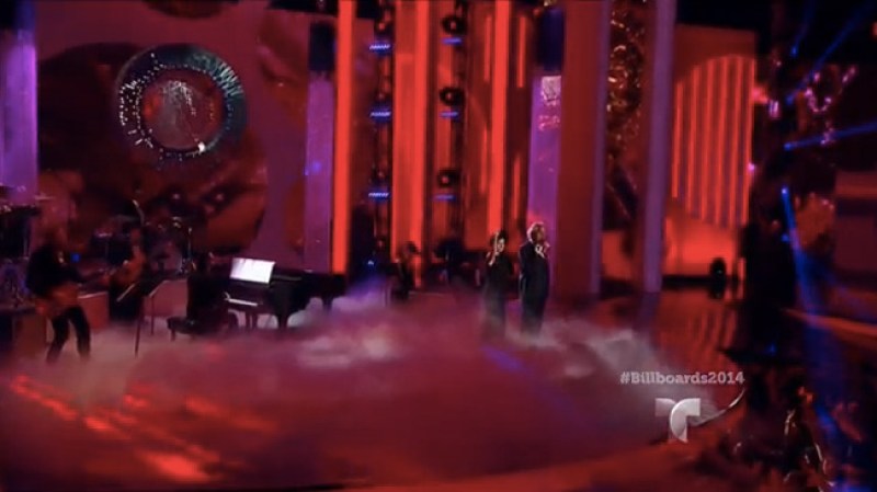Laura Pausini y Bocelli intepretaron "Vive ya".