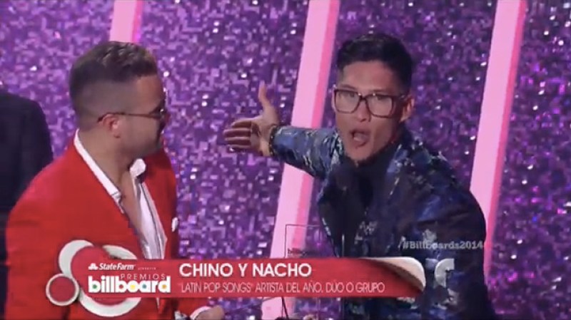 Chino y Nacho recibieron emocionados su premio.