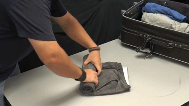 Enrolla tu ropa en vez de doblarla, te ahorras mucho espacio.