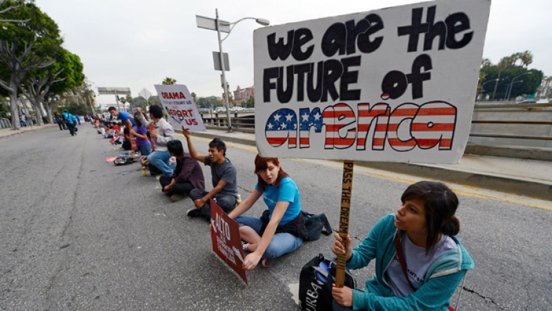 Decenas de estudiantes protestaban en las calles de Los Angeles cuando se enteraron de la medida de Obama que beneficiaría a cientos de miles de jóvenes.