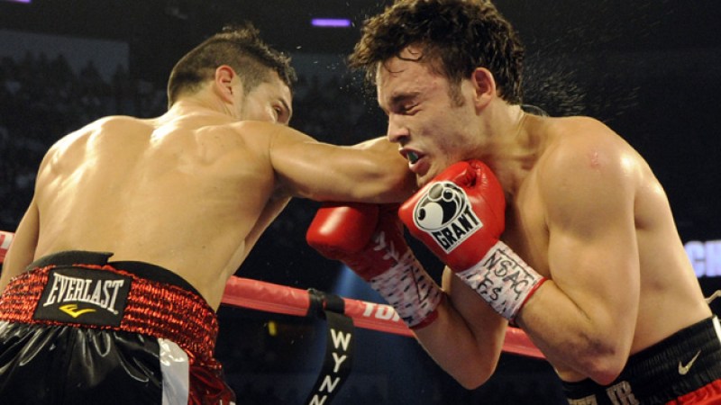 Julio Cesar Chavez Jr. (derecha).