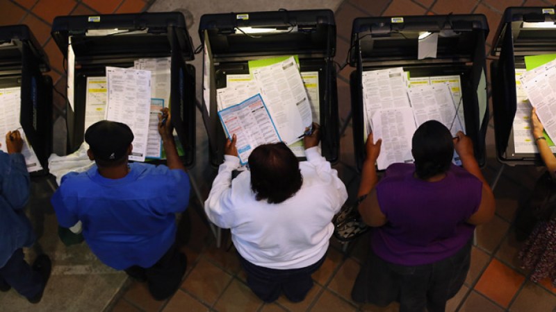 Los primeros electores llegaron a emitir su voto temprano este sábado durante las votaciones tempranas que arrancaron en Florida.