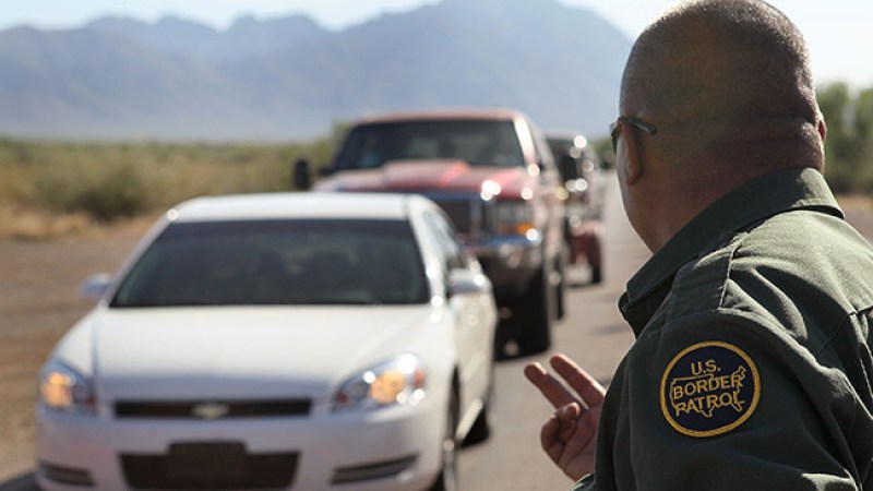 Arrestan a dos mexicanos con marihuana