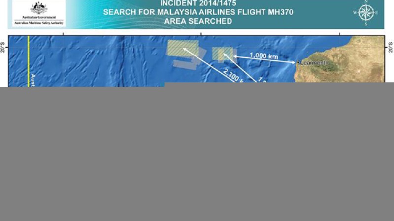 Los equipos de rescate intensificaron en aguas del océano Índico la búsqueda del avión de Malaysia Airlines, cuando se cumplen cuatro semanas de su desaparición, antes de que se agoten las baterías de la caja negra.