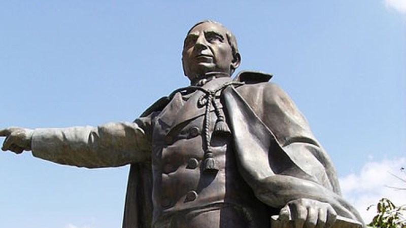 Estatua de Benito Juárez en la explanada municipal de Naucalpan de Juárez.