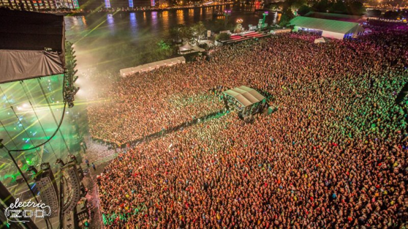 El Electric Zoo se celebra desde 2009 el fin de semana largo de Labor Day, atrayendo a grandes cantidades de asistentes.