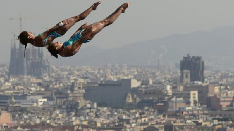 Clavadistas mexicanas en pleno salto.