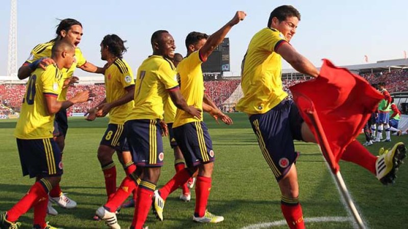 El jugador colombiano James Rodríguez (d) celebra con sus compañeros después de anotar un gol ante la selección chilena durante el juego de la octava fecha de la Eliminatoria Sudamericana para el Mundial de Brasil 2014.