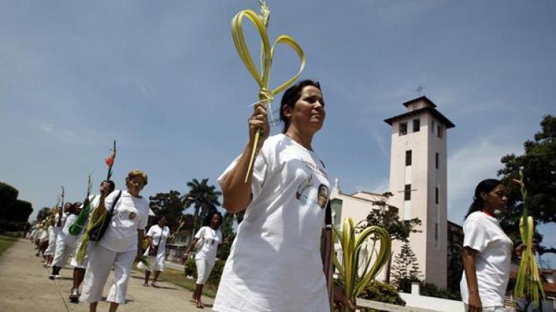 El grupo de mujeres 'Las Damas de Blanco' marcha con ramos de palma, como parte del Domingo de Ramos en La Habana.