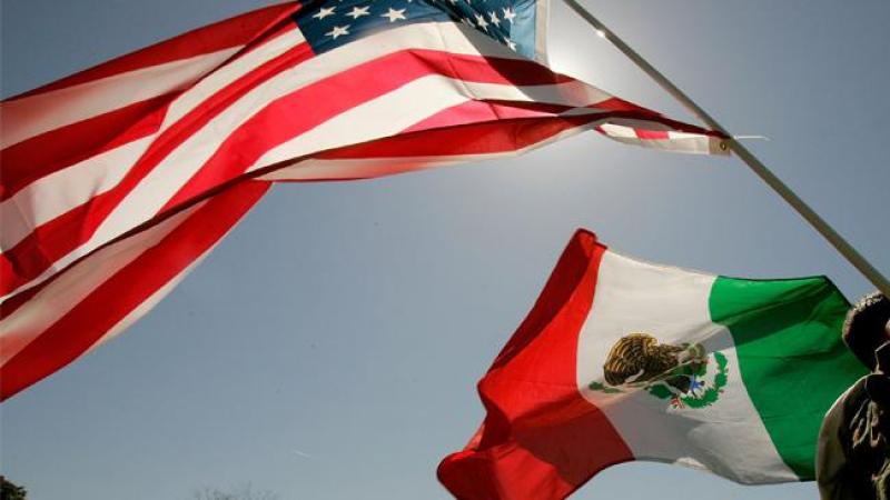 Demanda por cantar himno mexicano
