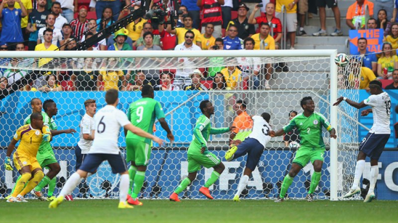Momento en que Progba cabecea y anota el primer gol de Francia sobre Nigeria.