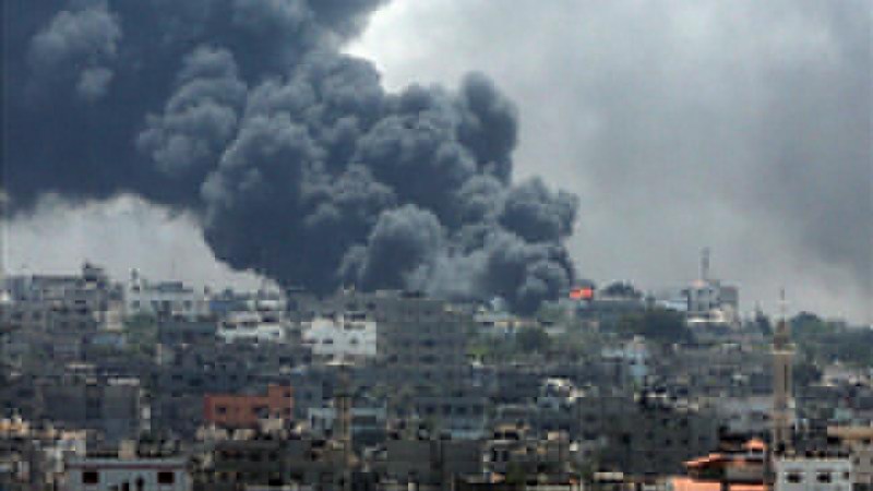 El humo cubre el barrio Al Shejaeiya de Gaza trasn los atauqes israelís. EFE