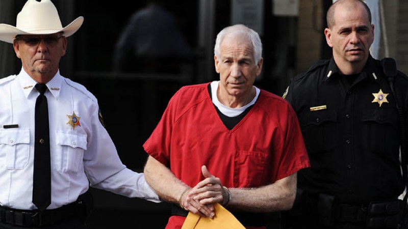 Sentencian a Jerry Sandusky