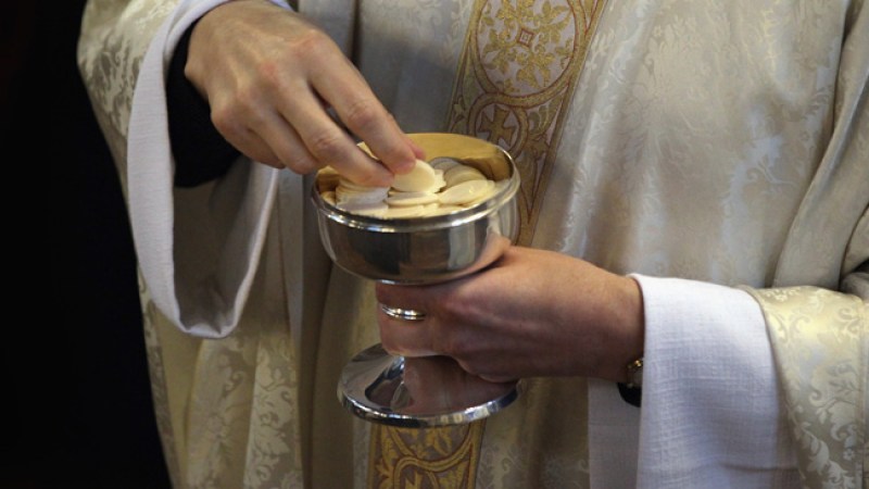 “Anticristo” da machetazo a sacerdote