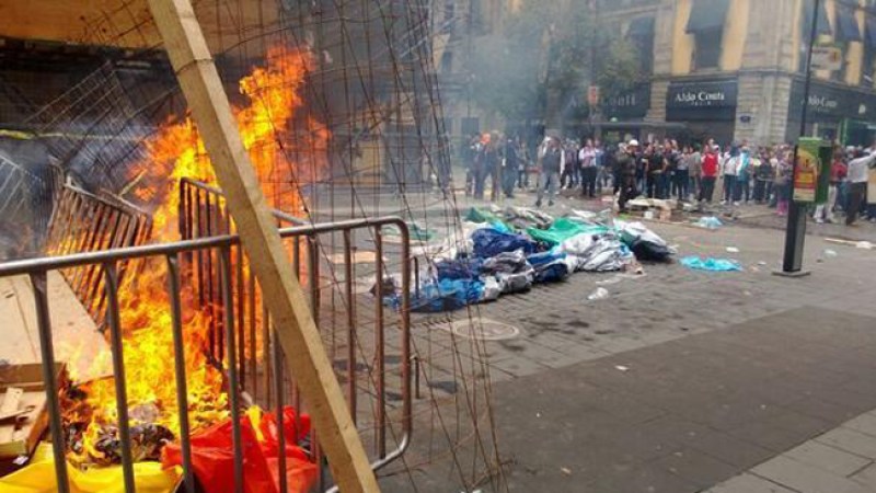 Helicópteros de la Policía Federal sobrevolaban el plantón de la CNTE en el Zócalo capitalino y maestros quemaban basura para que no los ubicaran.