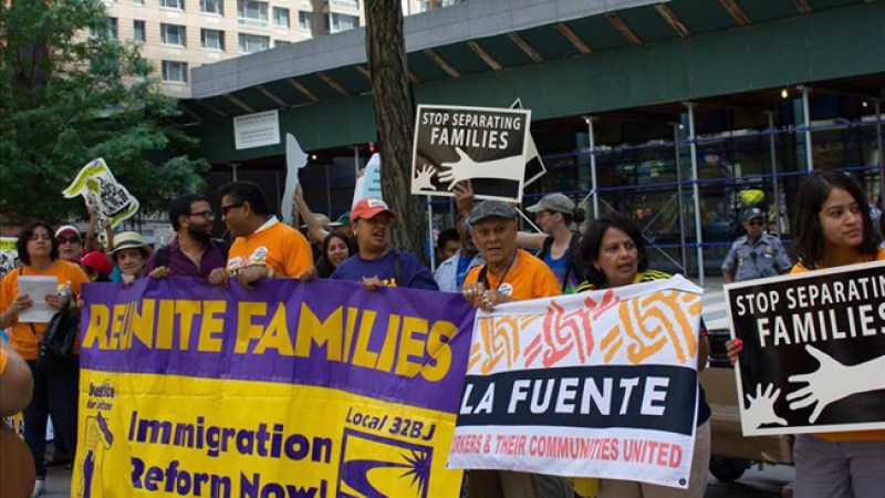 Entre 200 y 300 personas se concentran frente a la oficina federal de inmigración en Nueva York para pedir al Congreso estadounidense progresos en la reforma migratoria y para reclamar al presidente Barack Obama que haga uso de su poder ejecutivo y detenga mientras tanto las deportaciones.