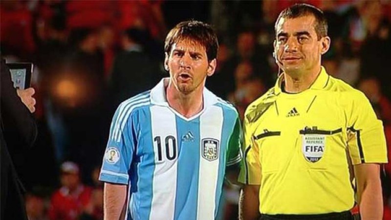 La polémica foto de Messi y el árbitro Nicolás Yegros.