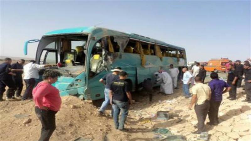 Turistas, trabajadores y personal de rescate permanecen cerca de un autobús que transportaba a turistas mexicanos después de que se volcara y estallara en llamas, el viernes 31 de mayo de 2013, en la península del Sinaí, en Egipto.