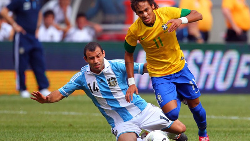Javier Mascherano y Neymar disputan un balón durante un partido amistoso celebrado en Nueva Jersey.