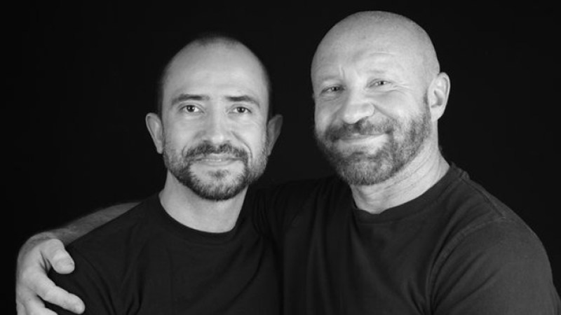 Traian Popov y Julian Marsh, primera pareja gay que recibe residencia permanente.