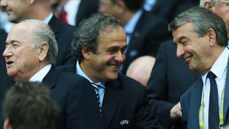 Los presidentes de la UEFA, Michel Platini (c), de la FIFA, Joseph Blatter (i), y de la Federación Alemana de Fútbol, Wolfgang Niersbach.