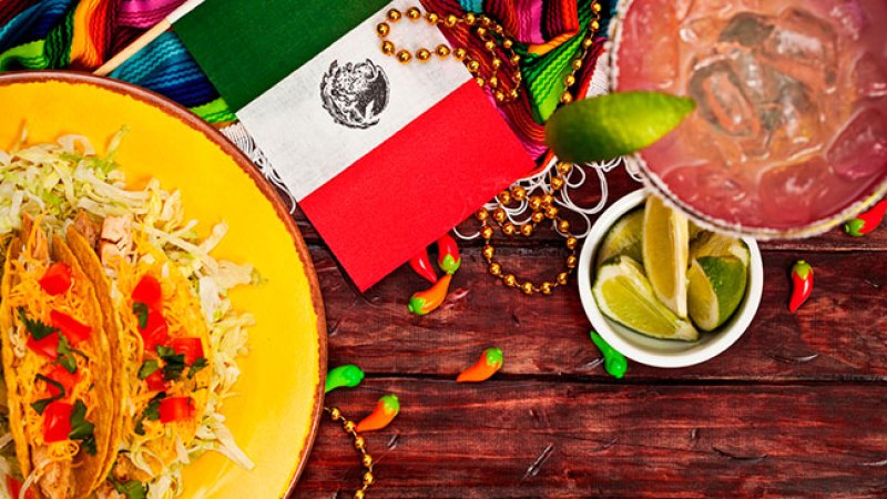 Los mexicanos alegres y amantes de la fiesta por naturaleza, como buenos latinoamericanos sienten pasión por el baile, la buena comida y no se diga el tequila.