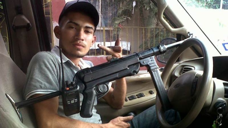 La página web "El blog del narco" ha publicado las fotos de decenas de jovenes mexicanos que presuntamente viven del narcotráfico.