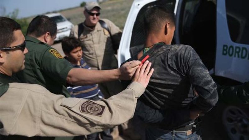Ex policía de Texas estafó a inmigrantes