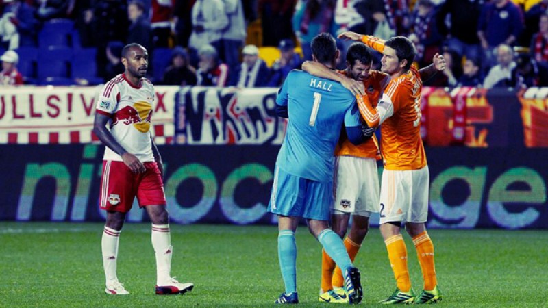 Los jugadores del Dynamo celebran su victoria ante los Red Bulls de Nueva York.