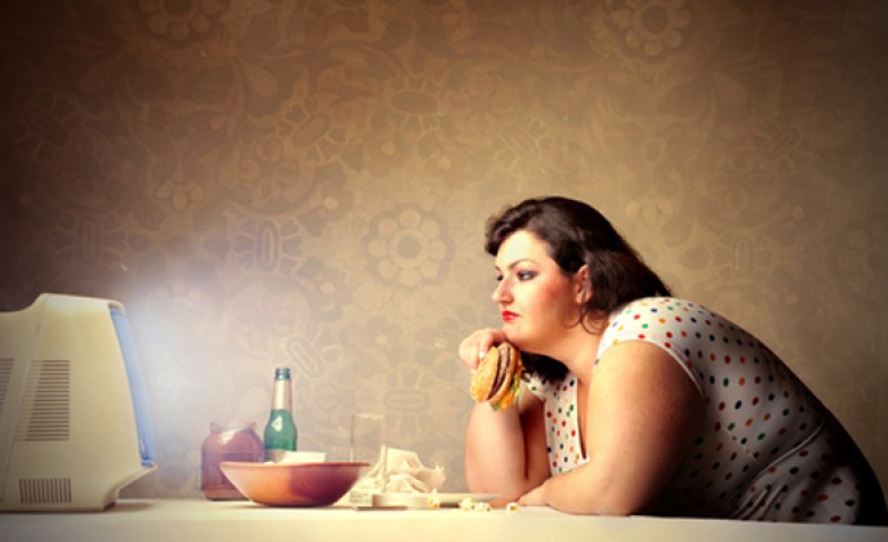 ESTUDIO: Televisión aburrida te hace comer más
