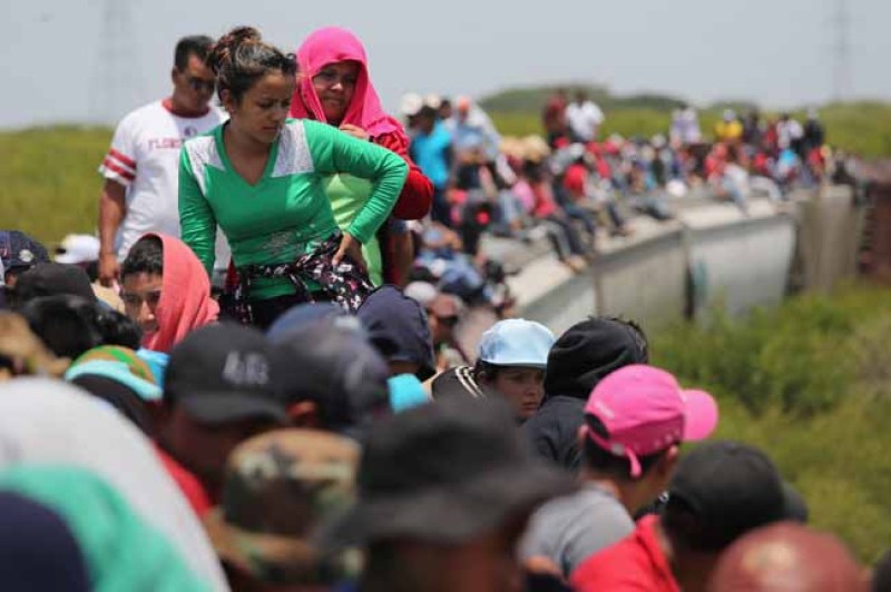 Viajeros de "la bestia" camino a la esperanza.