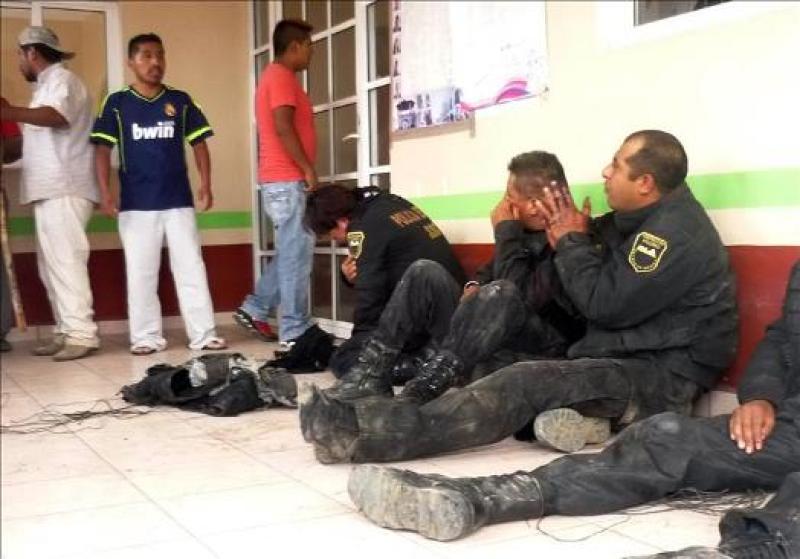 Linchan a dos agentes de la policía