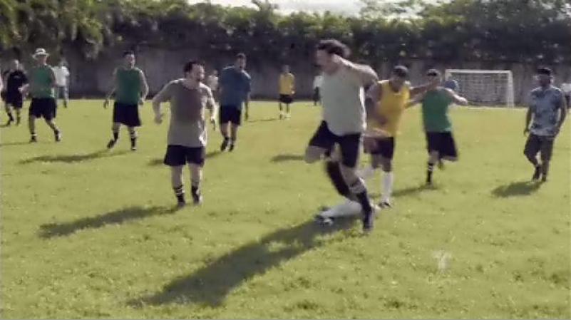 Pablo se relaja en sus juegos de futbol con sus socios y muchachos.