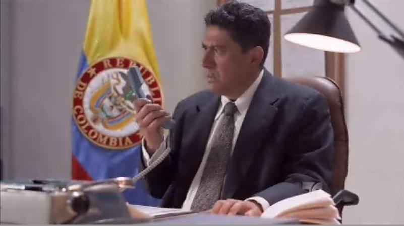 El General Peraza, sorprendido, toma la llamada.