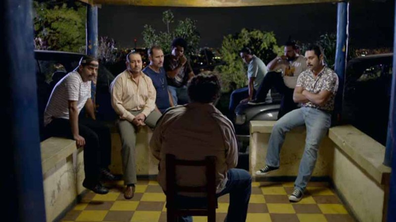 Escobar se reúne con sus matones y les dice que están perdiendo control en el país