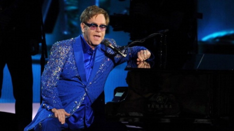 Elton John ha rendido homenaje al músico Liberace cantando "Home again". Fue lo mejor de la música de la noche.