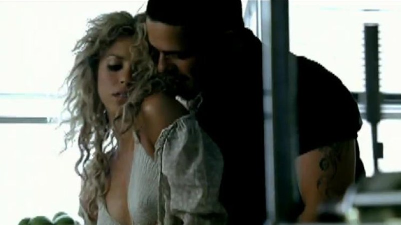 El video de este tema muestra al interprete español frente a una exuberante Shakira.
