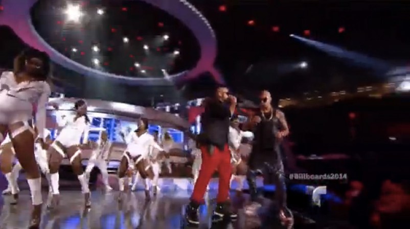 Wisin y Sean Paul cantando "Danger Baby".