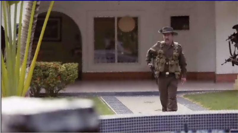 En la finca de Herber el Coronel Jiménez inspecciona antes de marcharse.