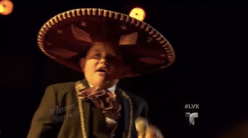 El pequeño Juan Manuel con todo el sentimiento interpreto "El Rey".