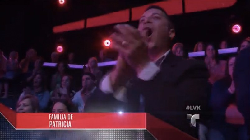Su padre orgullo aplaudió de pie a u pequeña cantante.