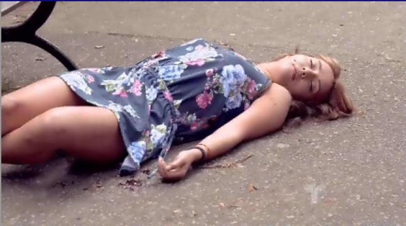 Y Yesenia termina su trágica vida tirada muerta en un parque.